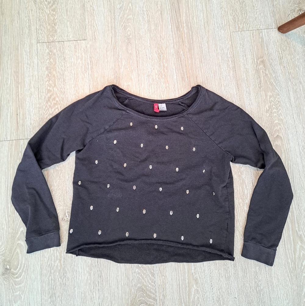 Divided H&M Charcoal Long-Sleeve Top With Silver Skull Accents Sz S/M